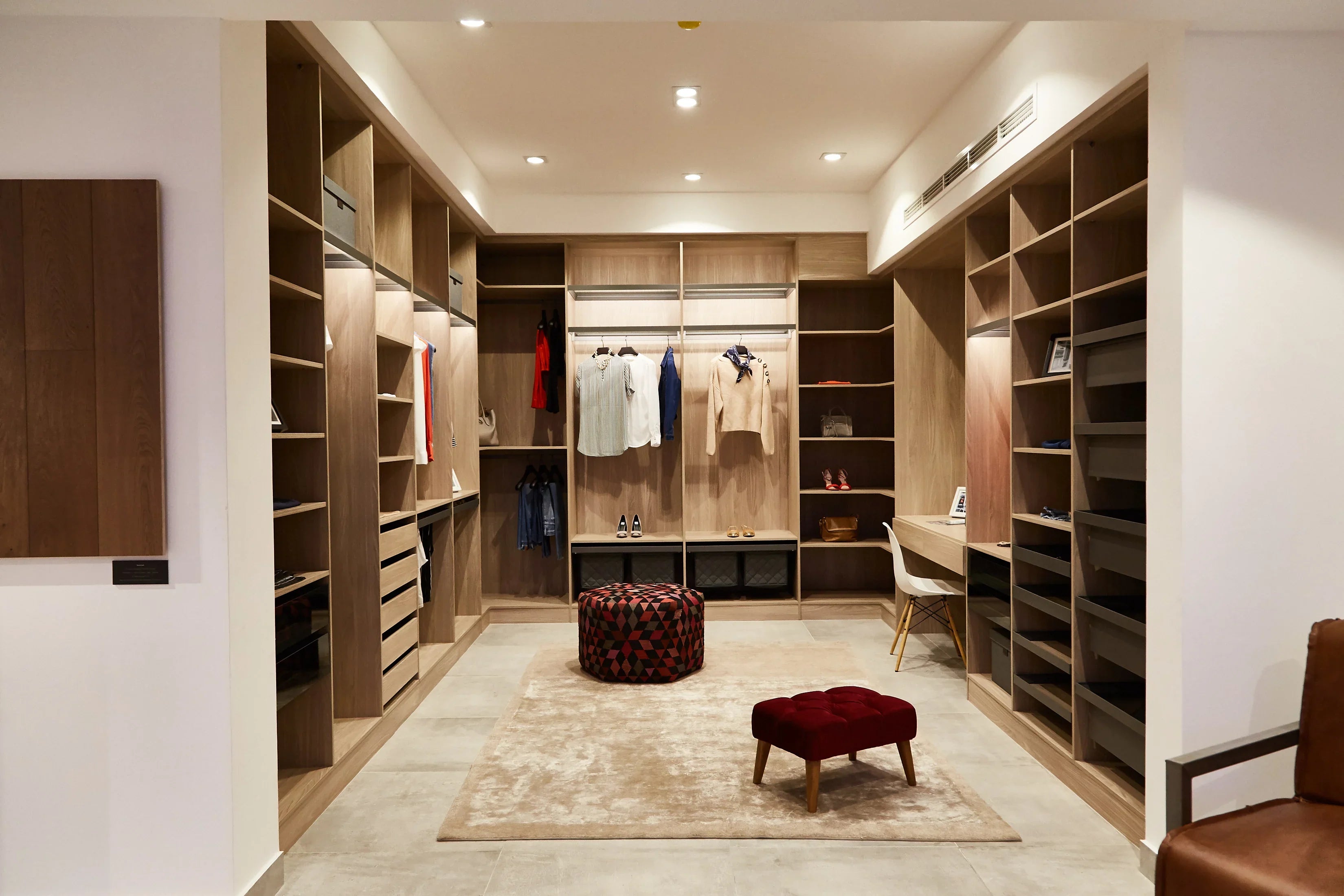 Closet |Customizable Wardrobe System – Adjustable Shelves & Rods
